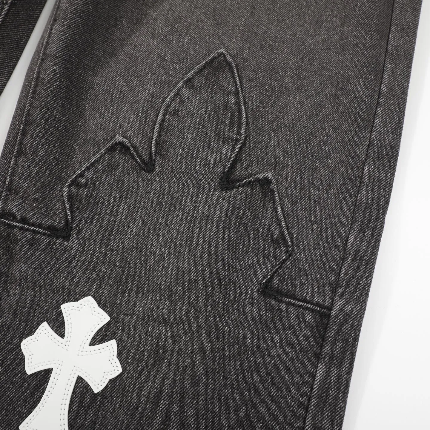 P280 Chrome Hearts city-limited flame black and white leather jeans need to be washed after the finished product is disassembled and hand-made with sheepskin cross leather and then spliced ​​together. The whole piece has too many craftsmanship to explain. The cabinet price is 34W+, the patchwork is decorated with cross flowers, and the high-waisted washed jeans! ! Absolutely high-end luxury products, 8W+ level god-level single products, super popular products, made with top heavy industry, a magic weapon that cannot be missed. About Kroxin This is an extremely luxurious fashion brand, which can also be called the aristocrats of the high street. It has always been an exclusive brand for some hipsters or rich second generation. Compared with ordinary high streets, it is more luxurious and noble. Compared with luxury brands, it has a more fashionable personality and has always been a brand that I have a special liking for. Size: 28 30 32 34 (corresponds to S-XL) Size chart: 28 Waist 76 Pants length 104 Hips 98 30 Waist 80 Pants length 105 Hips 102 32 Waist 84 Pants length 106 Hips 106 34 Waist 88 Pants length 107 Hips 110